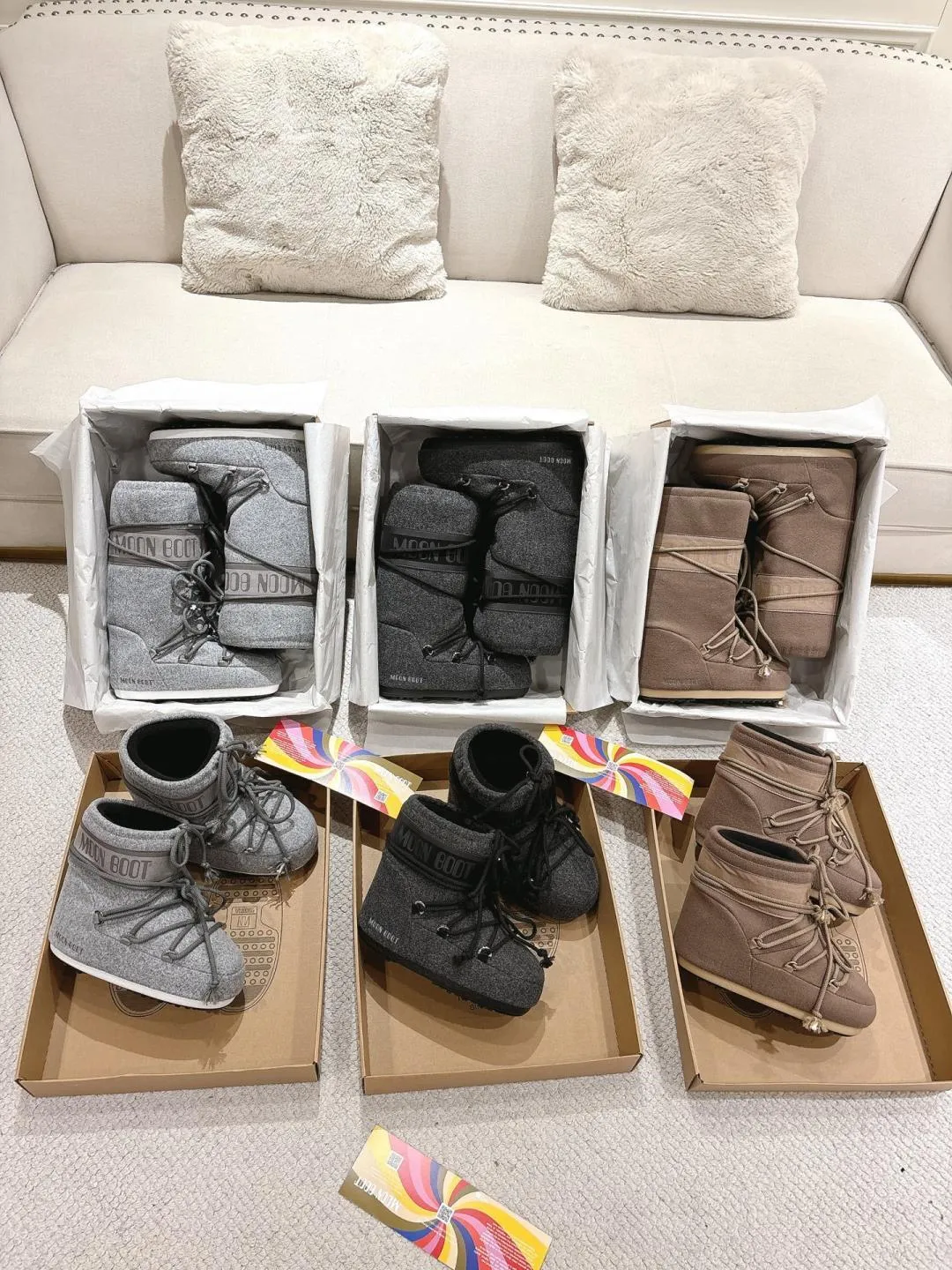 p660 [Exclusive top quality | New upgrade] Moon Boot 2025 autumn and winter hot snow boots are here! Don’t just focus on UGG anymore, fashionistas have already changed to these "ugly moon boots" ✨ 🔥Forget UGG! The Moon Boot that was once popular throughout the millennium is back! At that time, Paris Hilton, Victoria Beckham and other top icons were wearing it. Now with the strong return of the Y2K trend, the same QQ show outfit is a must-have for young people!  👢Hidden within 4cm, the legs are slimmer. 💫Looks fluffy, but actually looks slimmer. ❄️Full marks for thermal insulation, no longer cold in winter. 🌟Same style for men and women, regardless of left or right, easy to match. Don’t look at it’s cute appearance, but it instantly transforms into a trend focus! If you want both warmth and style, this is a must-have! ❶Material: original customized nylon cloth ❷Lining: original 100% silk cotton liner ❸Feet: original 100% silk cotton liner ❹Outsole: original molded two-color non-slip outsole ❺Sole thickness: 4cm (including inner height increase) ❻Code number: 35/38; 39/41 ❼Packaging: original full set of packaging ☀Color: official website updated simultaneously